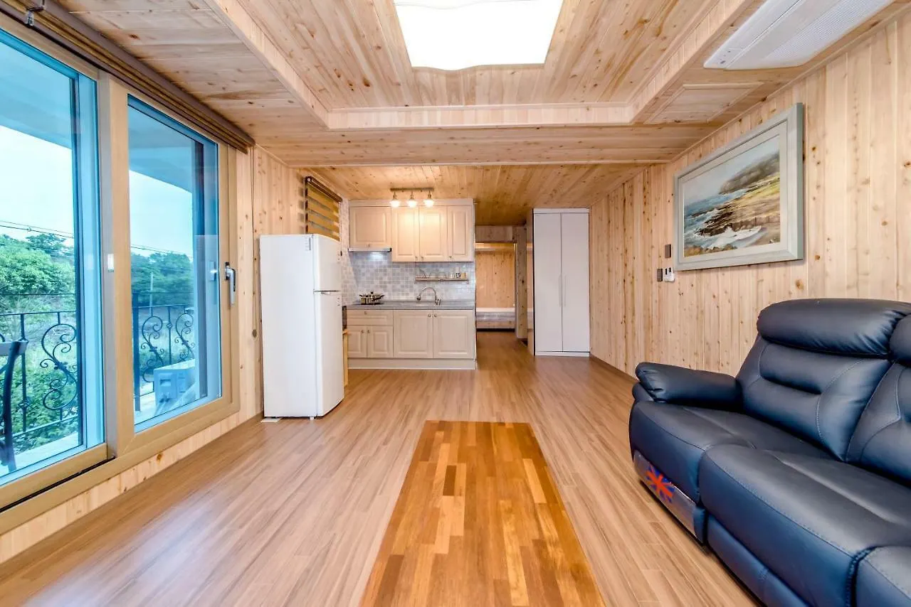 Dongbackdongsan Pension Jeju Holiday home